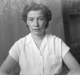 856559 Portret van een onbekende vrouw, waarschijnlijk een lerares aan de Rijks Hogere Burgerschool (Rijks HBS, ...